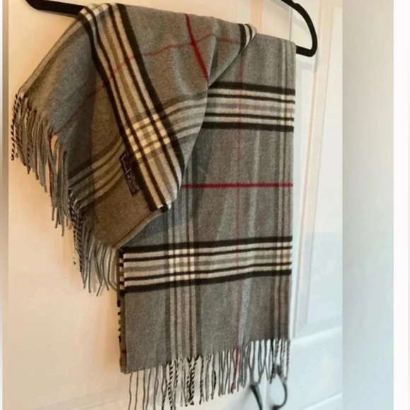 V. FRAAS Cashmink Gray and Red Plaid Large Cozy-Core, Soft Wrap Shawl - Picture 6 of 11